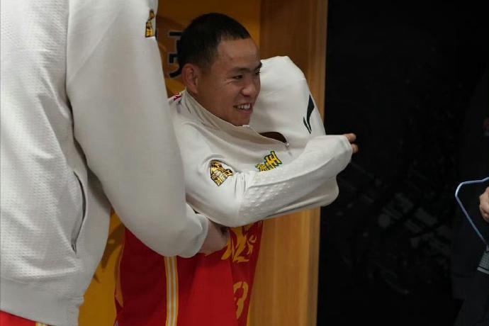 广厦暖心之举:赠独腿聋哑小伙球衣与更衣柜 广厦暖心之举:赠独腿聋哑小伙球衣与更衣柜