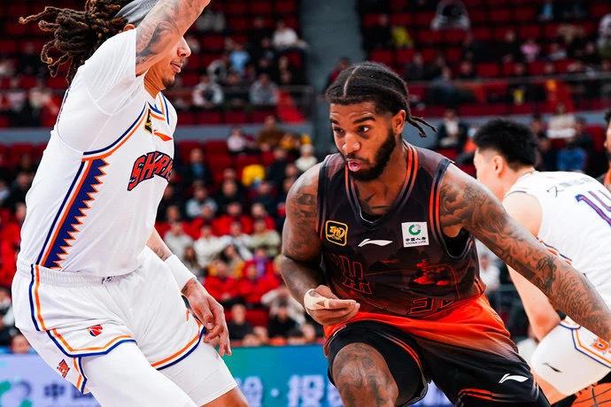 CBA 赛场:山东男篮击败上海男篮,王哲林复出球队仍连败 CBA 赛场:山东男篮击败上海男篮,王哲林复出球队仍连败